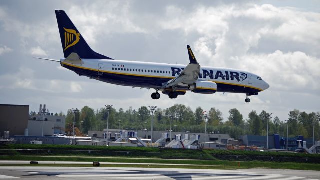 Boeing 737-800 (EI-EFA) - Ryanair Boeing 737-8 clear for Touch and Go at Paine Field