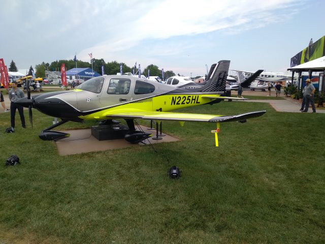 Cirrus SR-22 (N225HL) - AirVenture 2021