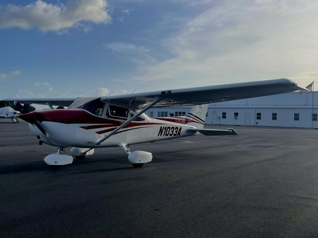 Cessna Skyhawk (N1033A)