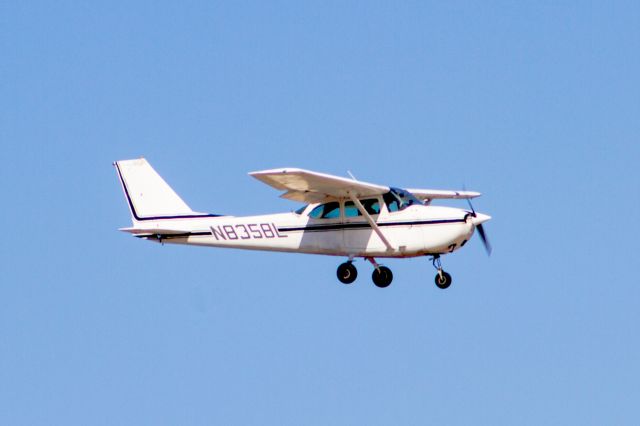 Cessna Skyhawk (N8358L)