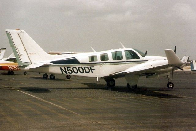 Beechcraft Baron (58) (N500DF) - Seen here in Jul-94.  Written off 20-Nov-01 in the Savannah Wildlife Refuge SC.