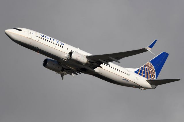 Boeing 737-800 (N35236)