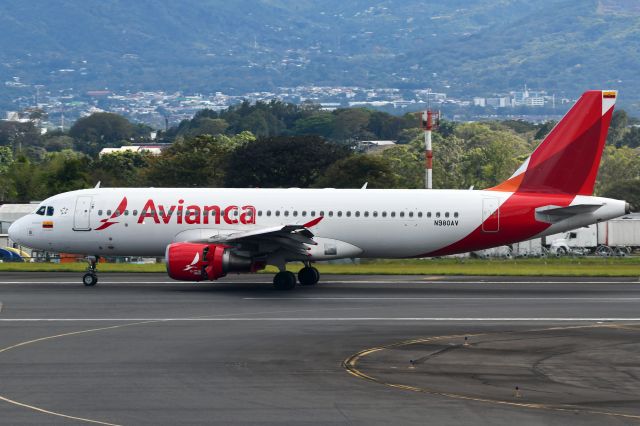 Airbus A320 (N980AV)