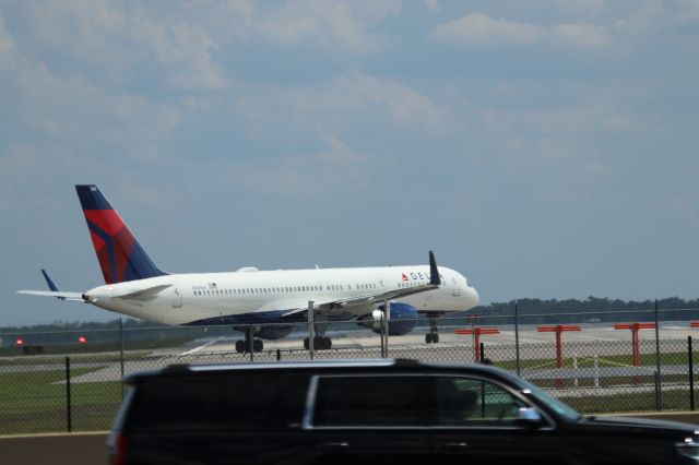 Boeing 757-200 (N541US) - 4/22/23 Lining up for departure on Rwy 18L. About 1500' in to take off roll, spoilers came up, departed runway about 1/2 way down. Sat on the taxiway for about 20 minutes then ended up going back to the gate. Never did hear what the problem was.