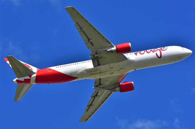 BOEING 767-300 (C-GHLA) - Air Canada Rouge Boeing 767-35H(ER) departing YYC on July 13.