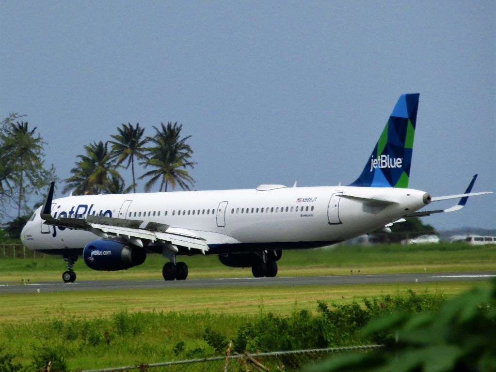 Airbus A321 (N968JT)