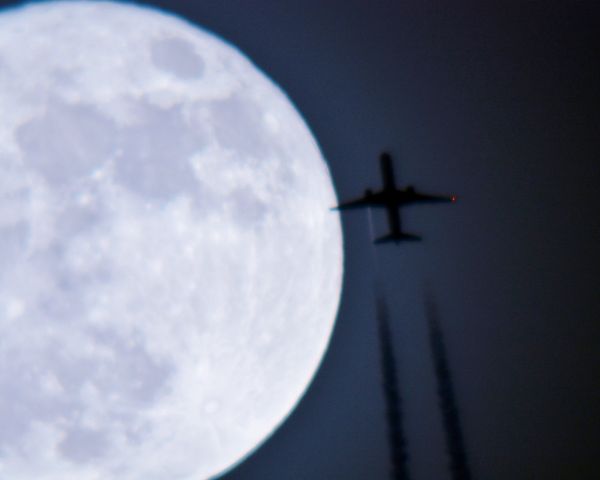 Boeing 757-200 (N704X) - Delta  flight 496 JFK  to  San Francisco 32,000 ft. over Cleveland  making a pass at the Super Moon 12,3.17.