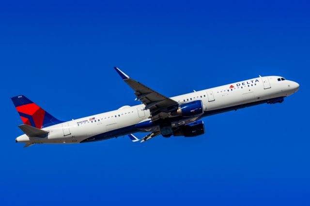 Airbus A321 (N302DN) - A Delta Airlines A321 taking off from PHX on 2/10/23 during the Super Bowl rush. Taken with a Canon R7 and Canon EF 100-400 II L lens.
