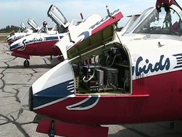 — — - J'étais a l'aérogare ou étaient stationnés ces Snowbirds en vue du spectacle aérien 2010.