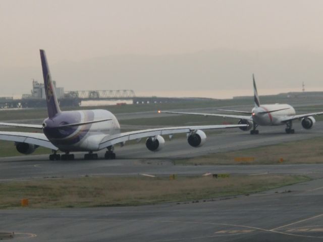 — — - 珍しい光景。br /前方にいるのは、エミレーツ航空。