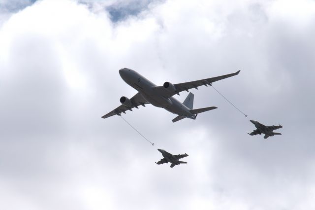 Airbus A330-200 (MRTT039) - A Royal Australian Air Force KC-30A MRTT with two F/A-18 Hornets simulating air to air refuelling at the Avalon air show (2023-03-05 13:53)