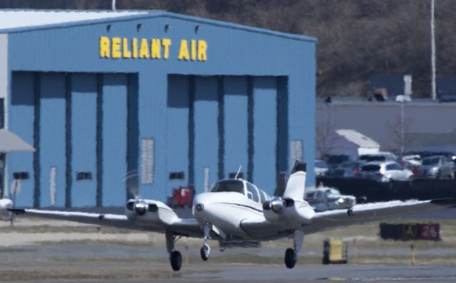 Beechcraft Baron (58) (N525T) - Take off RW26.