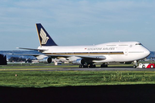 9V-SQR — - SINGAPORE AIRLINES - BOEING 747-212B - REG : 9V-SQR (CN 21943/475) - ADELAIDE INTERNATIONAL AIRPORT SA. AUSTRALIA - YPAD (11/6/1995)