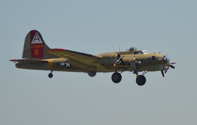 Boeing B-17 Flying Fortress (N93012) - Boeing B-17 on final to Runway 21 in Sioux Falls SD on 7-12-2013.