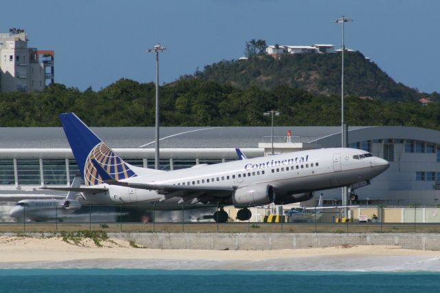 Boeing 737-700 (N13716)