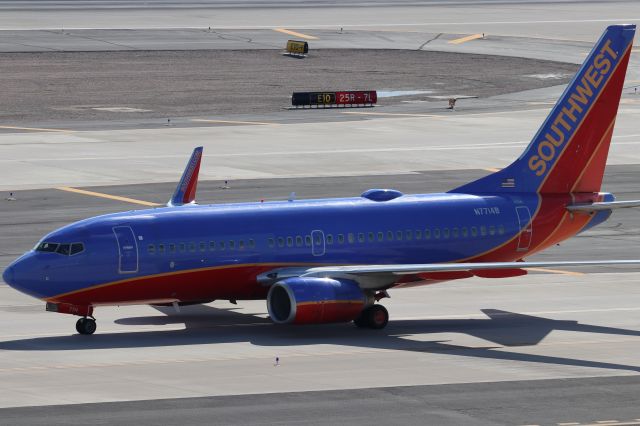 Boeing 737-700 (N7714B)
