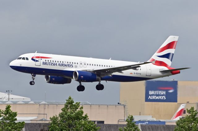 Airbus A320 (G-EUYG)