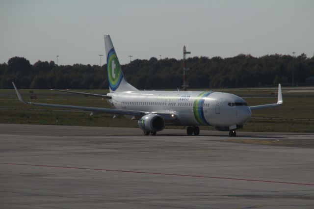 Boeing 737-700 (PH-HSG) - Push-back for Boeing 737-800 from Transavia at Eindhoven Airport (Holland). (Saturday, October 13th, 2018)