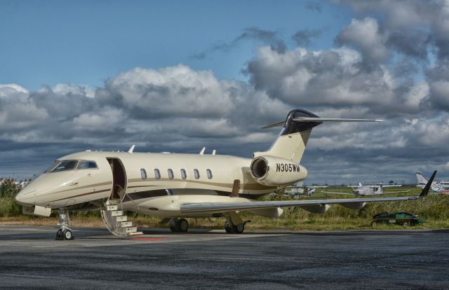 Bombardier Challenger 300 (N305WM)