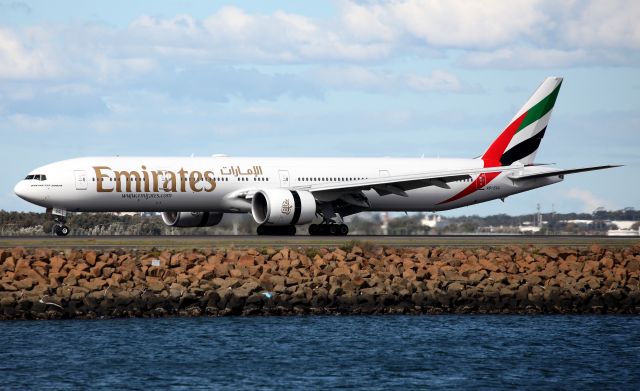 BOEING 777-300ER (A6-EGG) - Arriving on Rwy 34L