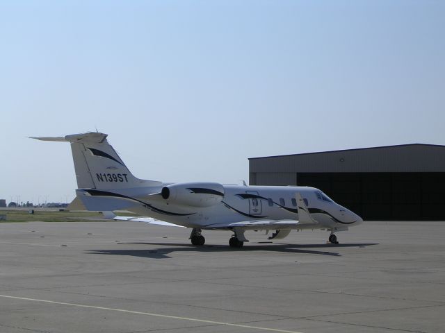 Learjet 55 (N139ST)