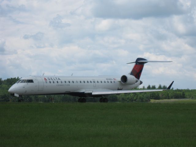 Canadair Regional Jet CRJ-700 (N741EV) - Taxiing on Alpha towards runway 33.