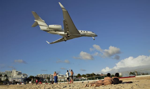 Gulfstream Aerospace Gulfstream G650 (N758PB) - Jeff Bezos bird over the beach for landing!