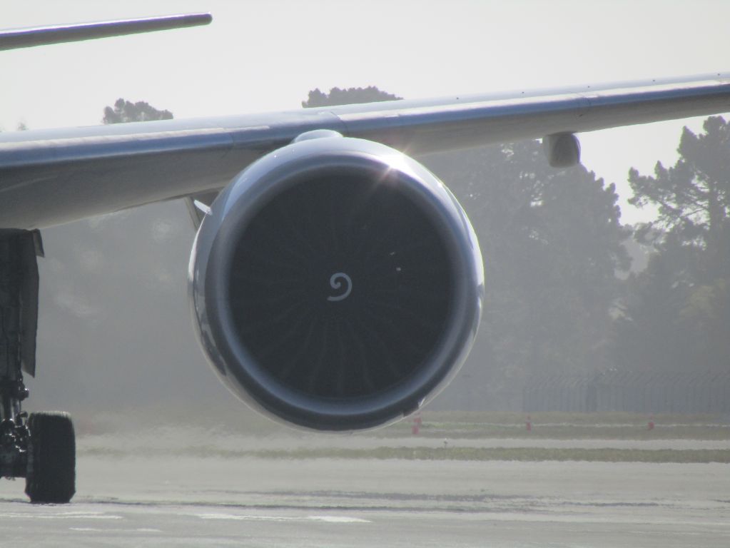 Boeing 777-200 (A6-EBW)