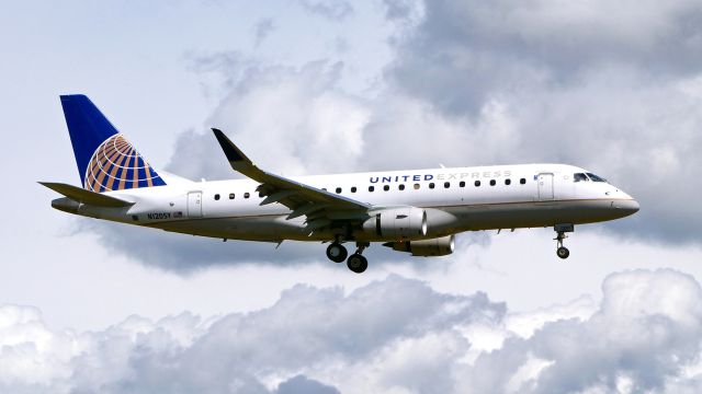 Embraer 175 (N120SY) - SKW5880 from SFO on final to Rwy 16R on 6.20.19.  (ERJ-175LR / cn 17000425). 