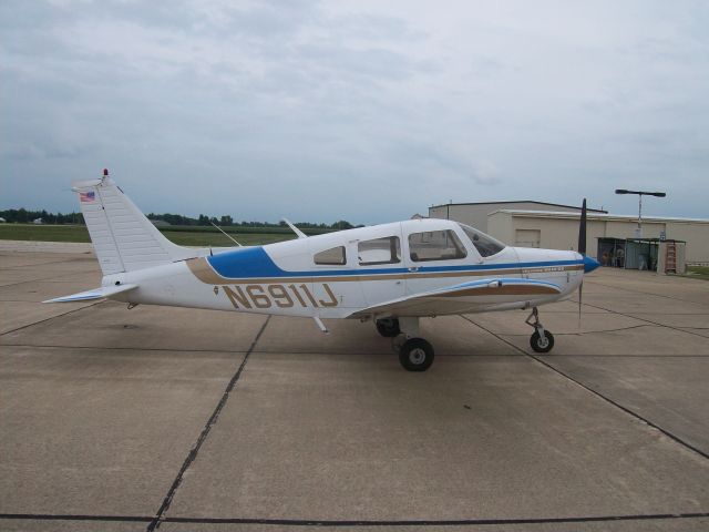 Piper Cherokee (N6911J)