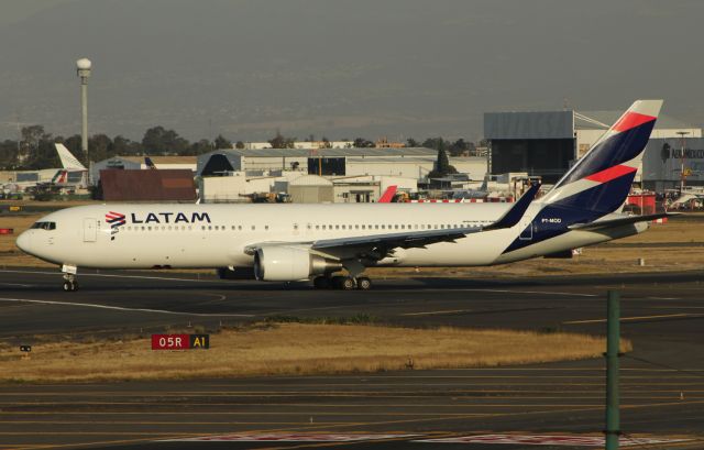 BOEING 767-300 (PT-MOD) - Latam Brasil / Boeing 767-316(ER) / MSN 40799 / PT-MOD / MMMX 01/2023