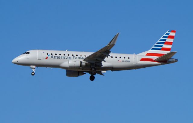 Embraer 170/175 (N245NN)