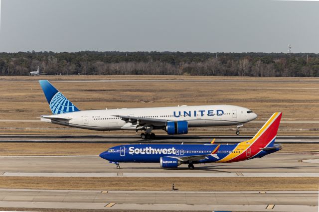 Boeing 777-200 (N77006) - UA21 AMS-IAH landingbr /WN3094 MCO-IAH taxiing