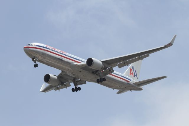 BOEING 767-300 —