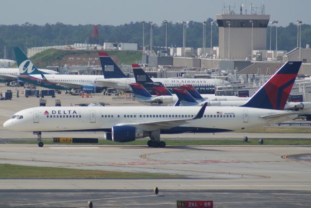 Boeing 757-200 (N689DL)