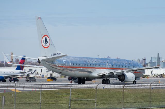 Boeing 737-700 (N951AA) - AA Astrojet livery 737 on the takeoff roll at LGA. 