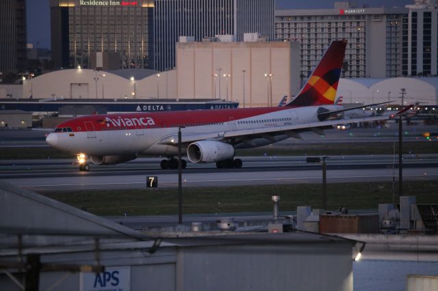 Airbus A320 (N975AV)