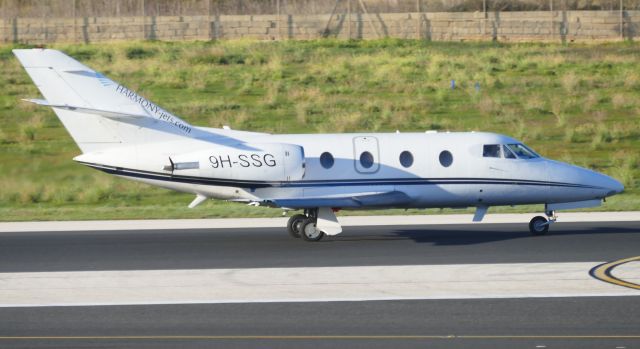 Dassault Falcon 10 (9H-SSG) - On dep RW31