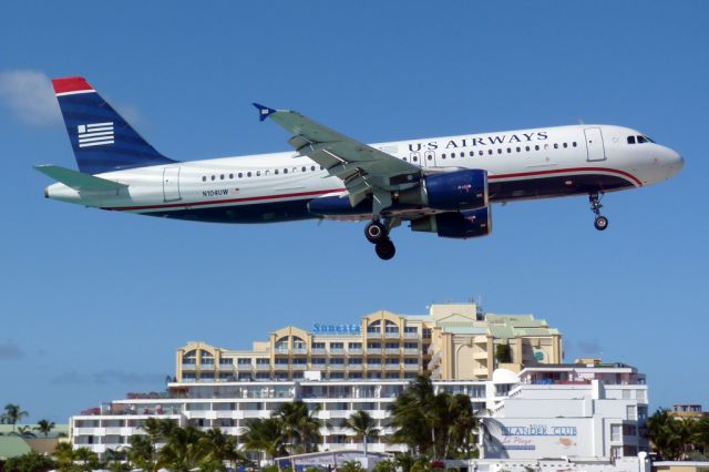 Airbus A320 (N104UW)