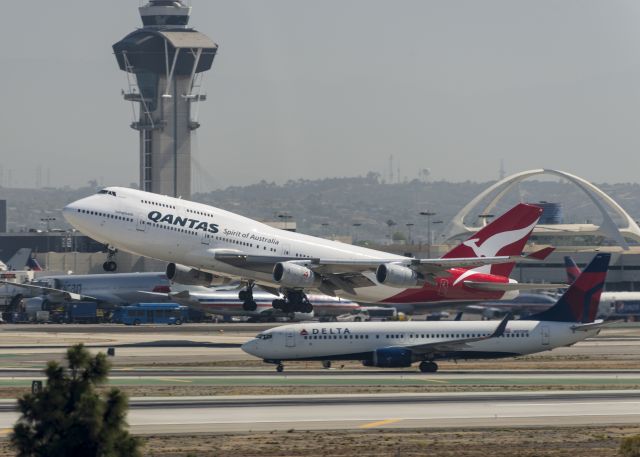 Boeing 747-200 (VH-OJM) - Shot from Imperial Hill. Departure from runway 25R on June 21, 2014.