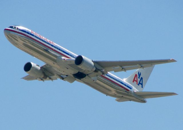 BOEING 767-200 (N352AA) - At DFW