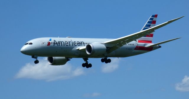 Boeing 787-8 (N802AN) - On short final is this 2015 American Airlines Boeing 787-8 from the Spring of 2022.