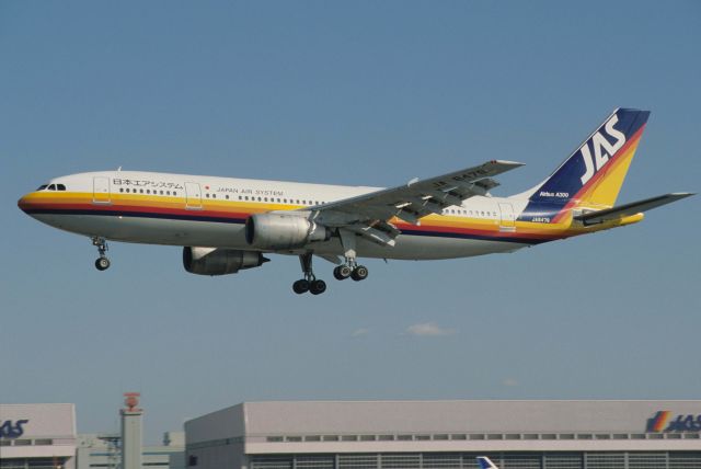 Airbus A300F4-200 (JA8478) - Short Final at Tokyo-Haneda Intl Airport Rwy34L on 1995/01/15