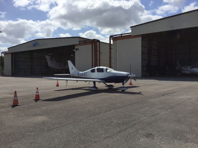 Cessna 350 (N1443T)