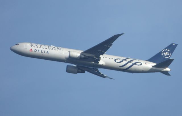 BOEING 767-400 (N844MH) - Shown here is a Delta Air Lines Boeing 767 Sky Team Livery a few minutes until landing in the Autumn of 2017.