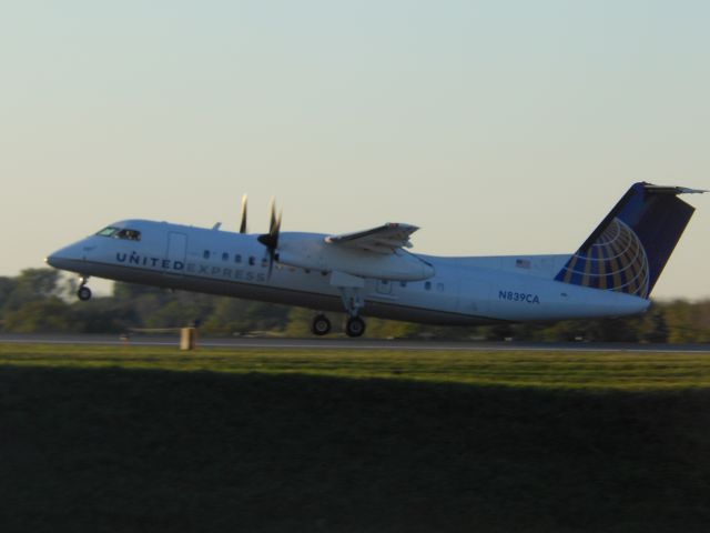 de Havilland Dash 8-300 (N839CA)