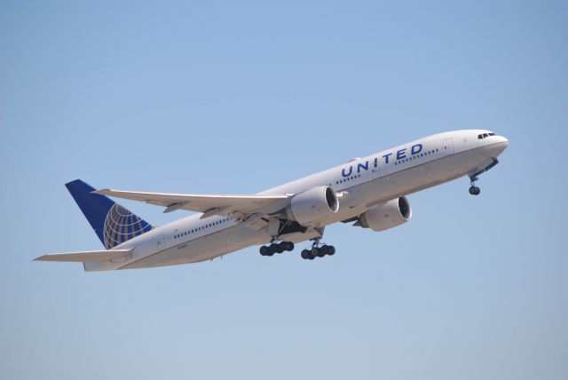 Boeing 777-200 (N78001) - 3/4/2016: United Boeing 777-224ER departing Runway 33L at KIAH. 