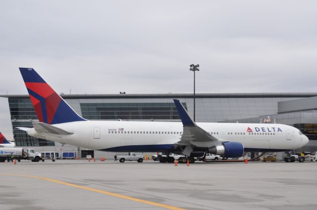 BOEING 767-300 (N1201P)