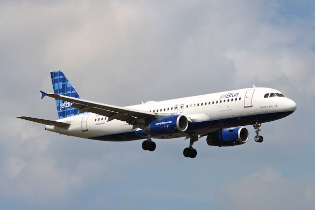 Airbus A320 (N595JB)