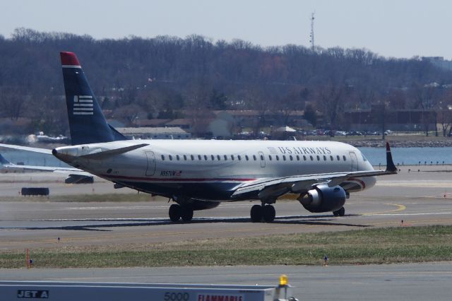 Embraer ERJ-190 (N957UW)